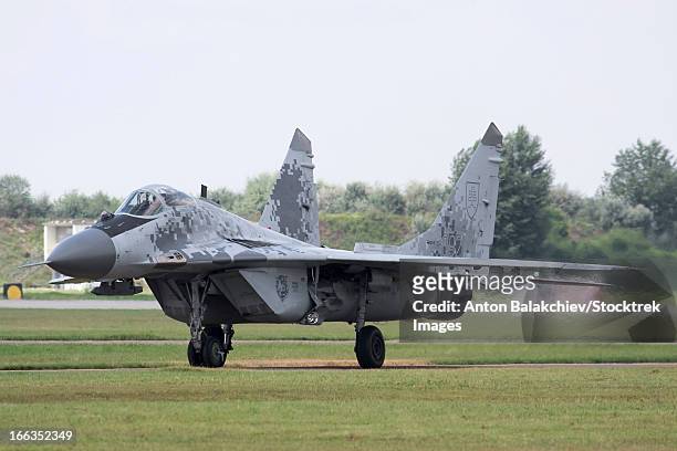 slovak air force mig-29as aircraft in digital camouflage, kecskemet, hungary. - mig 29 fotografías e imágenes de stock