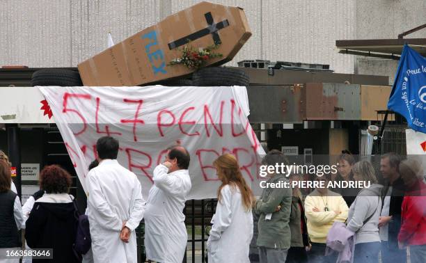 Contracted employees of the Singaporean electronic company Flextronics demonstrate at the entrance of the site in Canejan 09 October 2007 in...