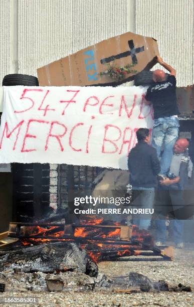 Contracted employees of the Singaporean electronic company Flextronics demonstrate at the entrance of the site in Canejan 09 October 2007 in...