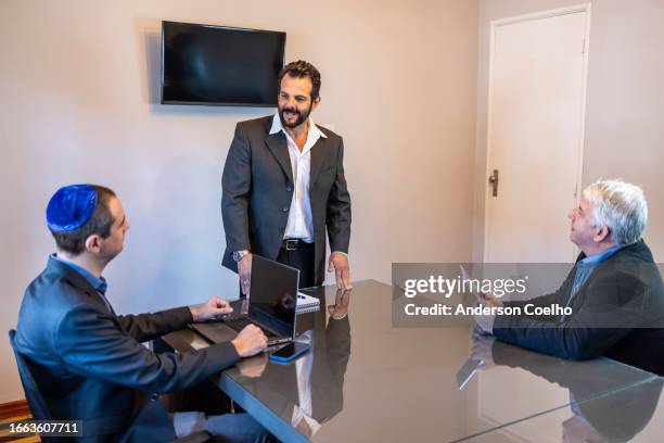 hombres judíos en el cargo en una reunión de trabajo - jewish man fotografías e imágenes de stock