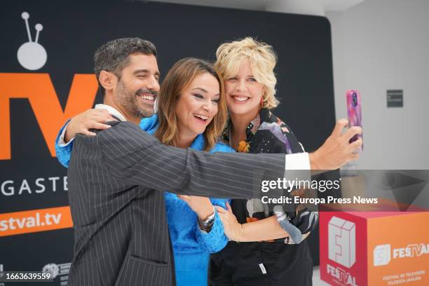 Actor Miguel Diosdado and TV presenters Toñi Morneo and Tania Llasera take a photo during the 15th edition of the FesTVal de Vitoria Television...