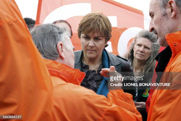 French Green Party presidential candidate Dominique Voynet talks with European aircraft manufacturer Airbus workers 16 March 2007 in Blagnac,...