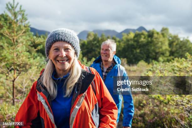somos excursionistas felices - cultura escocesa fotografías e imágenes de stock
