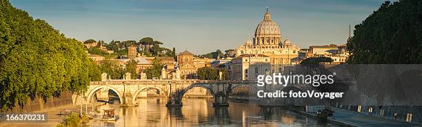 rom goldenen sonnenaufgang über fluss tiber vatikanstadt panorama italien - petersdom stock-fotos und bilder