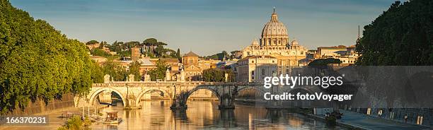 rome amanecer dorado sobre río tiber de la ciudad del vaticano panorama italia - basílica de san pedro fotografías e imágenes de stock
