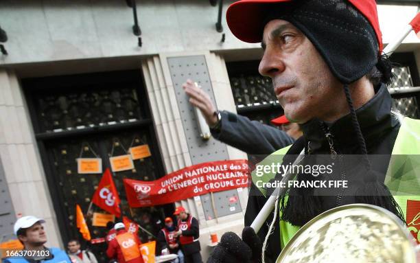 Une centaine de salariés d'Areva NC, branche nucléaire du groupe Areva, sont rassemblés devant le siège du groupe Areva, le 13 février 2007 à Paris...