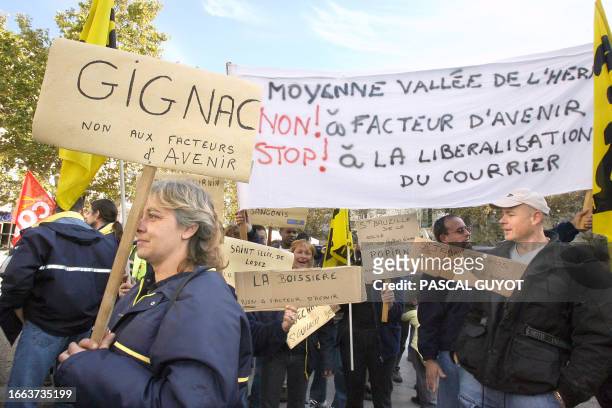 Plusieurs centaines d'agents de la Poste manifestent devant la préfecture de l'hérault, le 14 novembre 2006 à Montpellier, à l'appel des syndicats...