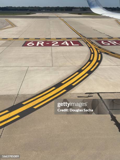 runway stripping for aircraft pilots - straßenmarkierung stock-fotos und bilder