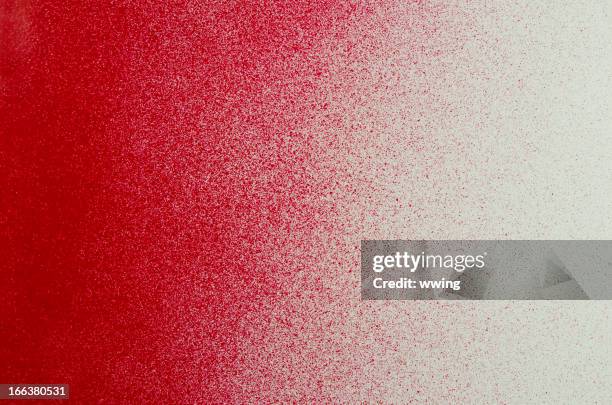 pulverização de tinta fundo vermelho - spray-de-tinta imagens e fotografias de stock