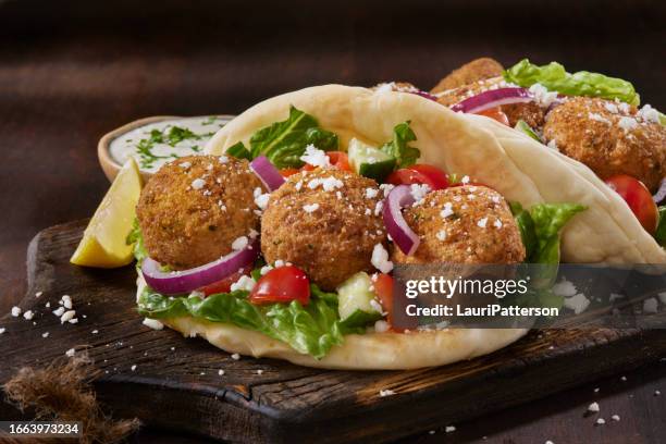falafal-pita-sandwich - falafel stock-fotos und bilder