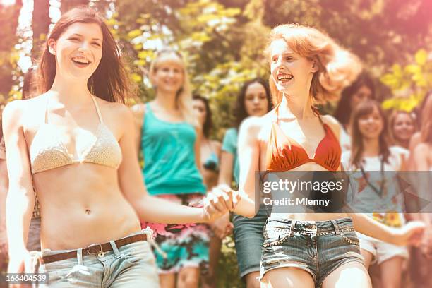 ragazze insieme, estate vacanza camp - running shorts foto e immagini stock