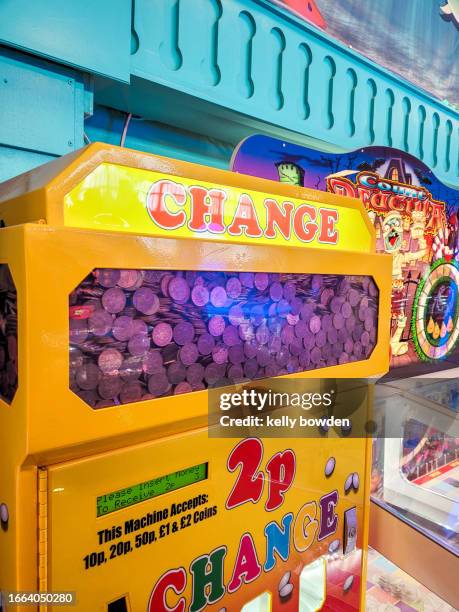 change machine at amusement arcade pier - tvåpencemynt bildbanksfoton och bilder