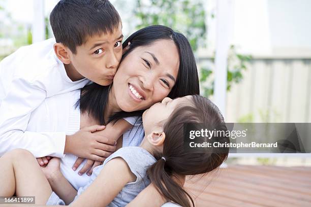 mutter und kinder, die verspielt - asian mom kid kiss stock-fotos und bilder