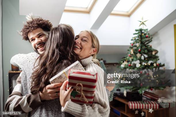 amici che festeggiano il natale - regalo di natale foto e immagini stock