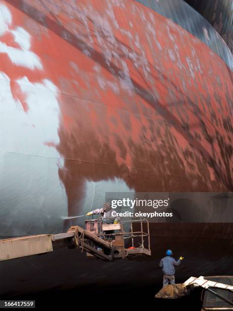 shipyard worker paint the ship - scheepsbouwer stockfoto's en -beelden