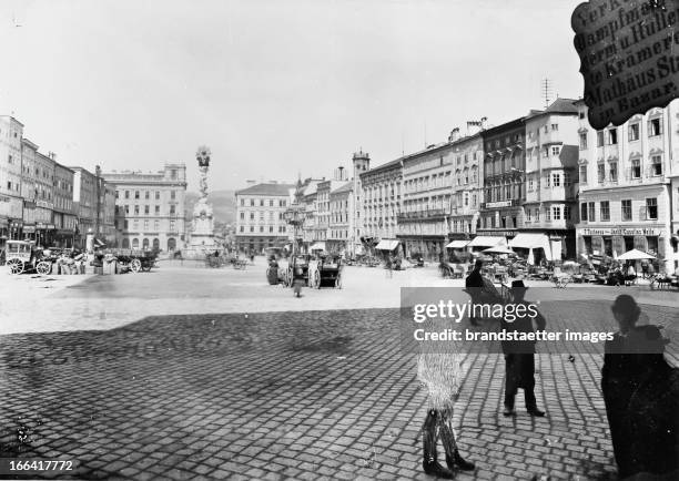 Town square. About 1910. Photograph by Bruno Reiffenstein Linz: Stadtplatz. Um 1910. Photographie von Bruno Reiffenstein .