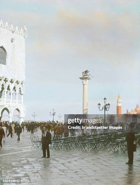 Doge's Palace and St. Mark's column with Piazzetta. Around 1910. Handcolored lantern slide. Venedig: Piazzetta mit Dogenpalast und Markussäule. Um...