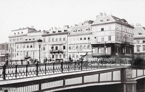 Photograph. About 1904. Häusergruppe in Wien Leopoldstadt. Österreich. An der Brücke. Um 1900. Photographie.