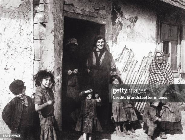 Jewish family in Jedrzejow. Woman with children. Poland. Photograph. About 1900. Judenfamilie in Jedrzejow. Frauen mit Kindern vor der Haustür....