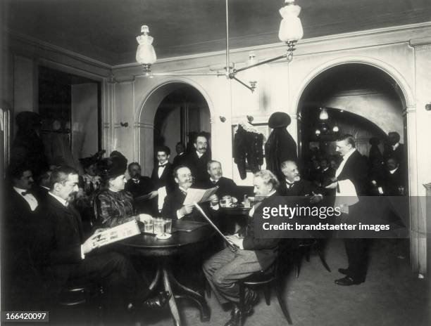 Cafe Dobner . About 1900. Photograph. Im Café Dobner . Wien. Österreich. Um 1900. Photographie.