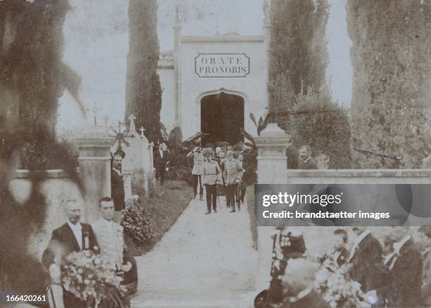 Emperor Franz Joseph I at a cemetery in Gorizia or in Carinthia [probably]. About 1910. Photograph by Arthur Floeck / Gorizia. Photograph. Kaiser...