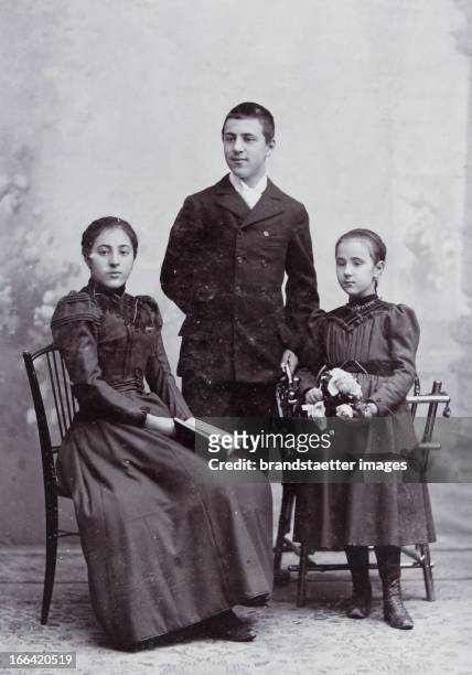 Group portrait of young mother and two teenage children. About 1900. Photograph of Rosa Jenik-Dörfler / Vienna. Photograph. Gruppenportrait mit...