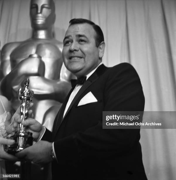 Comedian Jonathan Winters accepts the Academy Award for Peter Ustinov on April 5, 1965 in Santa Monica, California.