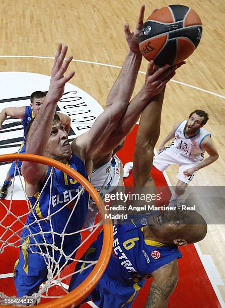 Devin Smith and Darko Planinic of Maccabi Electra Tel Aviv during the Turkish Airlines Euroleague Play Off game 2 against Real Madrid at Palacio de...