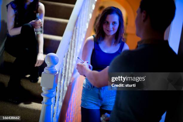 teenager pot und booze auf einer house-party - druck durch gleichaltrige stock-fotos und bilder