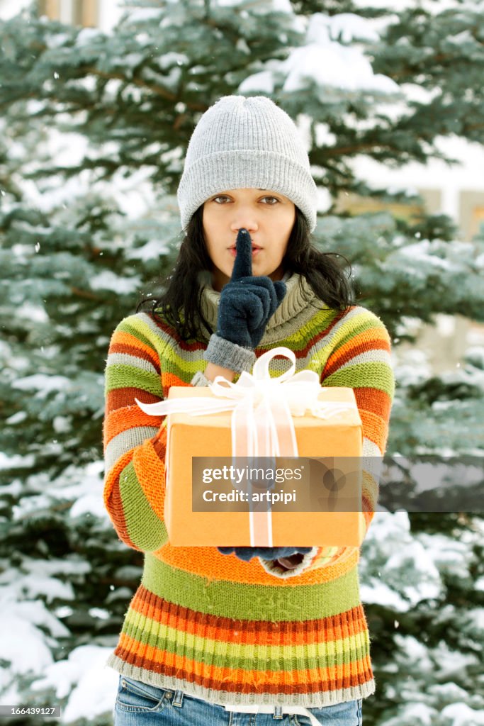 Junge Frau mit Geschenk box Gestikulieren Stille