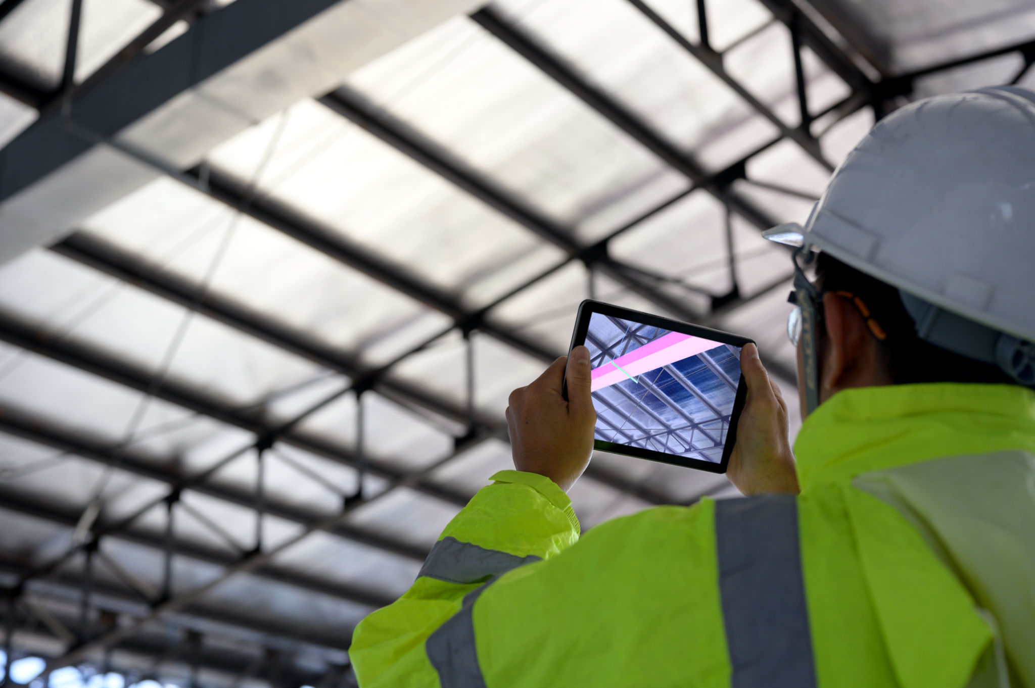 Bauingenieur, der mit Technologiesoftware arbeitet. Bauingenieur, der mit Technologiesoftware arbeitet.