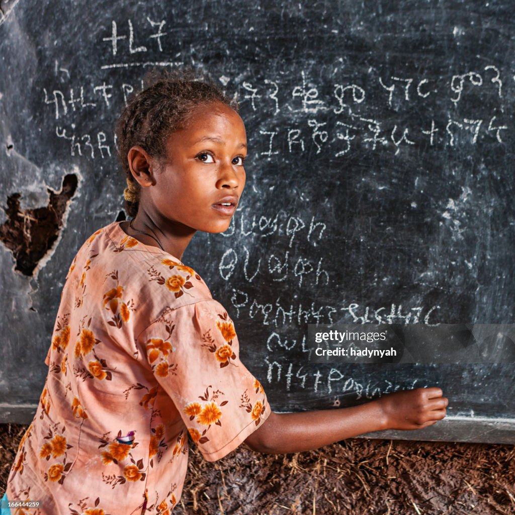 Rapariga africano é aprendizagem de línguas Amárico