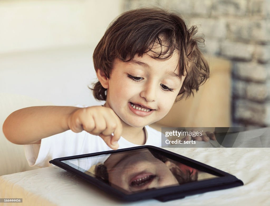 Baby boy mit tablet PC XXL erhältlich