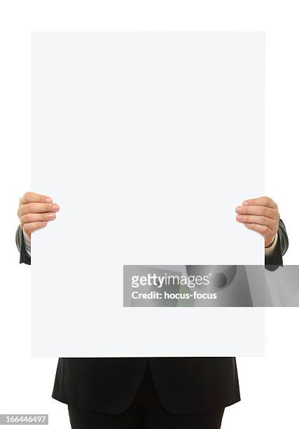sosteniendo en blanco signo - holding paper fotografías e imágenes de stock