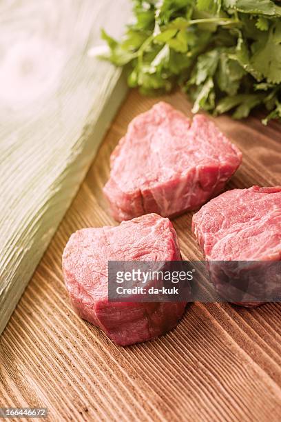la carne en mesa de madera - sirloin steak fotografías e imágenes de stock