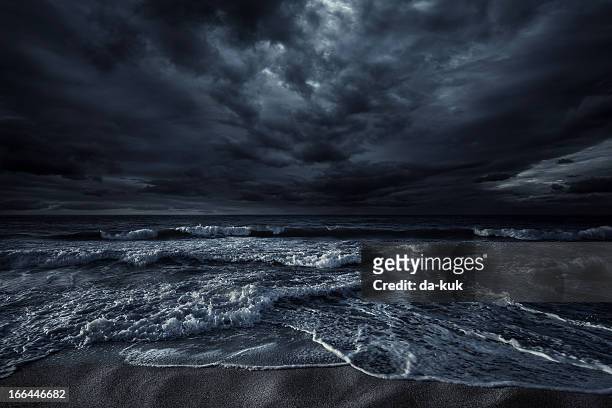 la mer orageuse - dark photos et images de collection