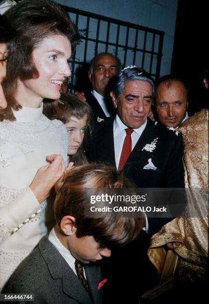 Wedding Of Jackie Kennedy And Aristotle Onassis. Aristote ONASSIS avec son épouse Jackie KENNEDY souriante et ses deux enfants Caroline et John John...