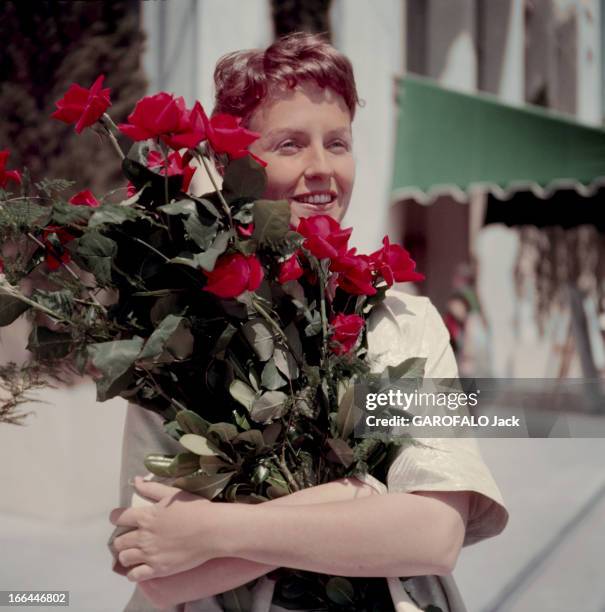 Cannes Film Festival 1955: Betsy Blair. Betsy BLAIR souriante, une brassée de roses entre les bras.