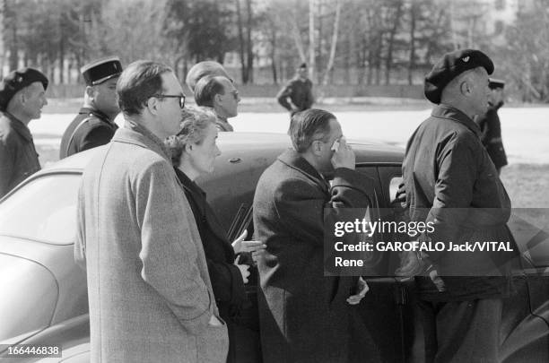 Henry And Vincendon. Le 21 mars 1957, le retour des corps des alpinistes Jean Vincendon et Francois Henry, qu'une équipe de secours tenta vainement...