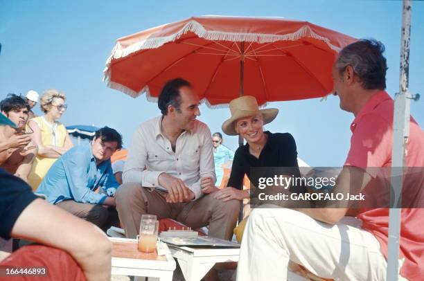 Shooting Of The Film 'La Chamade' By Alain Cavalier. Catherine DENEUVE, Michel PICCOLI jouant au scrabble à l'ombre d'un parasol avec Gilbert...