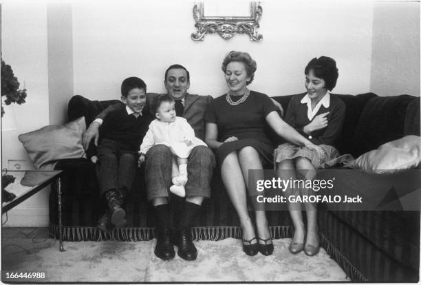 Rendezvous With Lino Ventura: With His Friends Wrestlers And With Family. Lino VENTURA et son épouse Odette chez eux avec leurs enfants Laurent ,...