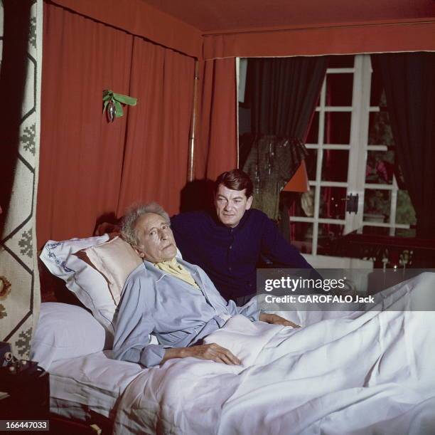 Jean Cocteau Convalescing At Jean Marais After His Heart Attack. Terrassé par une crise cardiaque, Jean COCTEAU passe sa convalescence dans la maison...