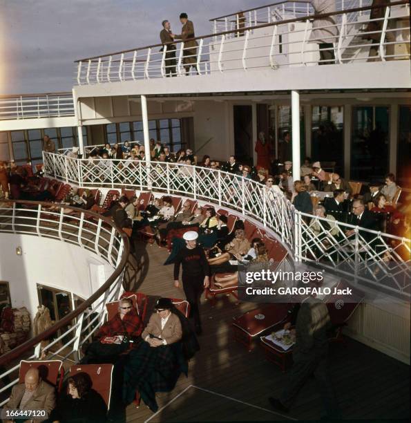 Life Aboard The Liner 'France'. Le 3 février 1962, le 'France' prendra la mer pour sa première traversée Le Havre-New York, après une croisière...