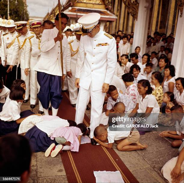 King Bhumibol Adulyadej, Sovereigns Of Thailand. Thaïlande- Bangkok- 1961- Le roi BHUMIBOL ADULYADEJ , chef de l'État et protecteur des religions de...