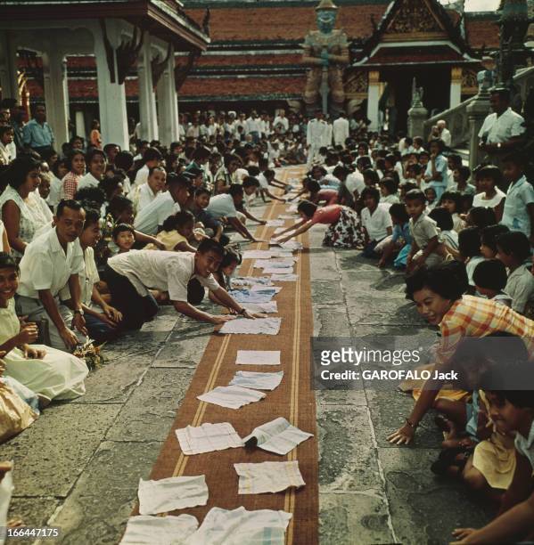 King Bhumibol Adulyadej, Sovereigns Of Thailand. Thaïlande- Bangkok- 1961- Le roi BHUMIBOL ADULYADEJ , chef de l'État et protecteur des religions de...