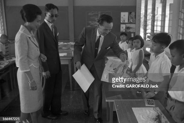 Close-Up Of King Bhumibol Adulyadej And Queen Sirikit, Sovereigns Of Thailand. Thaïlande- Bangkok- 1961- Le roi BHUMIBOL ADULYADEJ et la reine...