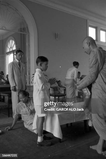 Close-Up Of King Bhumibol Adulyadej And Queen Sirikit, Sovereigns Of Thailand. Thaïlande- Bangkok- 1961- Le roi BHUMIBOL ADULYADEJ et la reine...