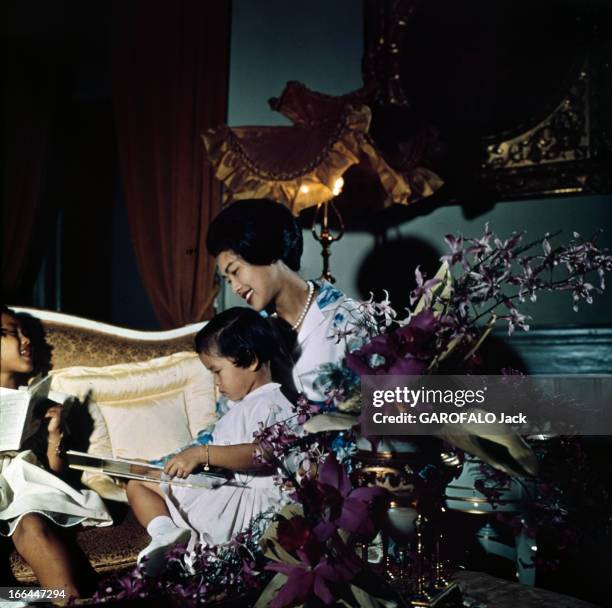 King Bhumibol Adulyadej And Queen Sirikit, Sovereigns Of Thailand. Thaïlande- Bangkok- 1961- Le roi BHUMIBOL ADULYADEJ et la reine SIRIKIT. Dans le...