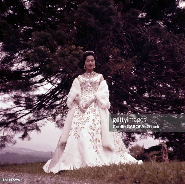 King Bhumibol Adulyadej And Queen Sirikit, Sovereigns Of Thailand. Thaïlande- Bangkok- 1961- Le roi BHUMIBOL ADULYADEJ et la reine SIRIKIT. Dans le...