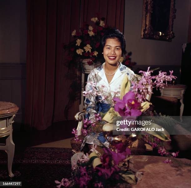 King Bhumibol Adulyadej And Queen Sirikit, Sovereigns Of Thailand. Thaïlande- Bangkok- 1961- Le roi BHUMIBOL ADULYADEJ et la reine SIRIKIT. Dans le...